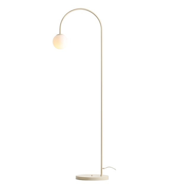 Una Blanc crémeux lampadaire De Artera - Le lampadaire Una, en métal crème et verre blanc, présente un design incurvé et élégant qui apporte une touche moderne et ludique à n'importe quelle pièce.