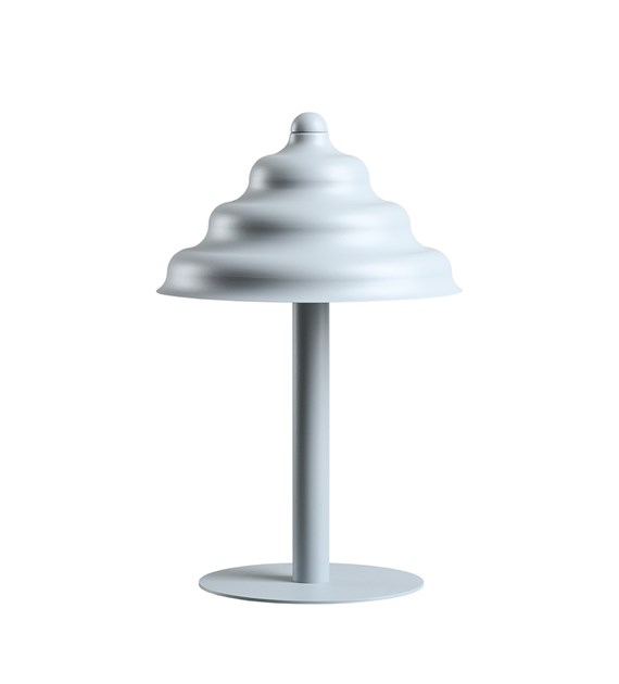 Wave 36cm Bleu lampe de table De Artera - Wave est une lampe de table moderne au design rétro, ce qui en fait un luminaire polyvalent qui s'intègre dans n'importe quelle maison.