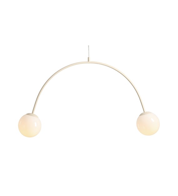 Una 84cm Blanc crémeux suspension De Artera - L'association du métal blanc crème et des abat-jour en verre blanc crée un contraste harmonieux et apporte une touche d'élégance moderne à n'importe quelle pièce.