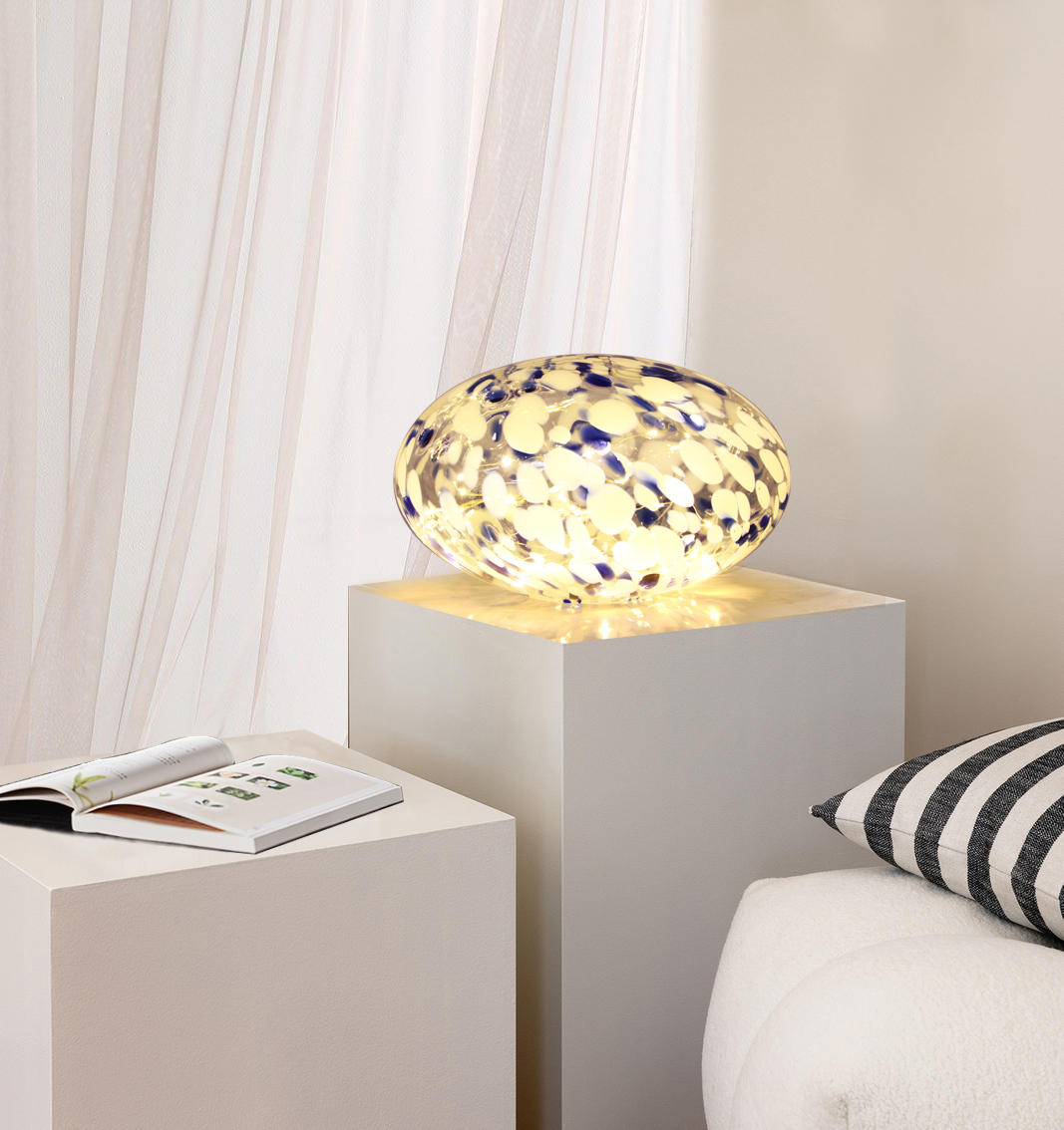 Sten 15cm Bleu/Blanc lampe de table De Pixie Design - Gr&acirc;ce &agrave; la guirlande lumineuse de 50 petites ampoules, elle diffuse une belle lumi&egrave;re autour d'elle.