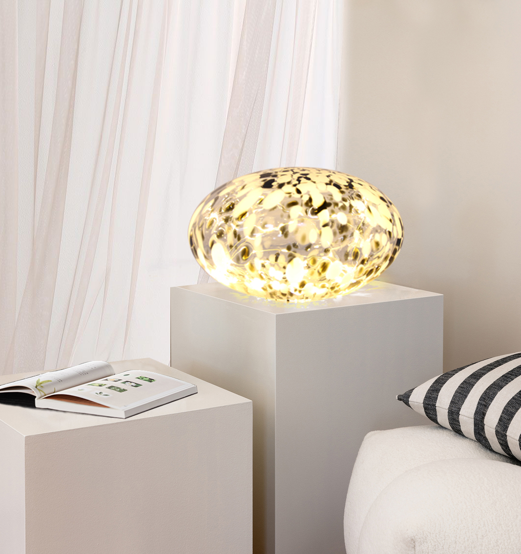 Sten 15cm Noir et blanc lampe de table De Pixie Design - La lampe en pierre de Pixie Design a un beau design avec une surface marbr&eacute;e en noir et blanc.