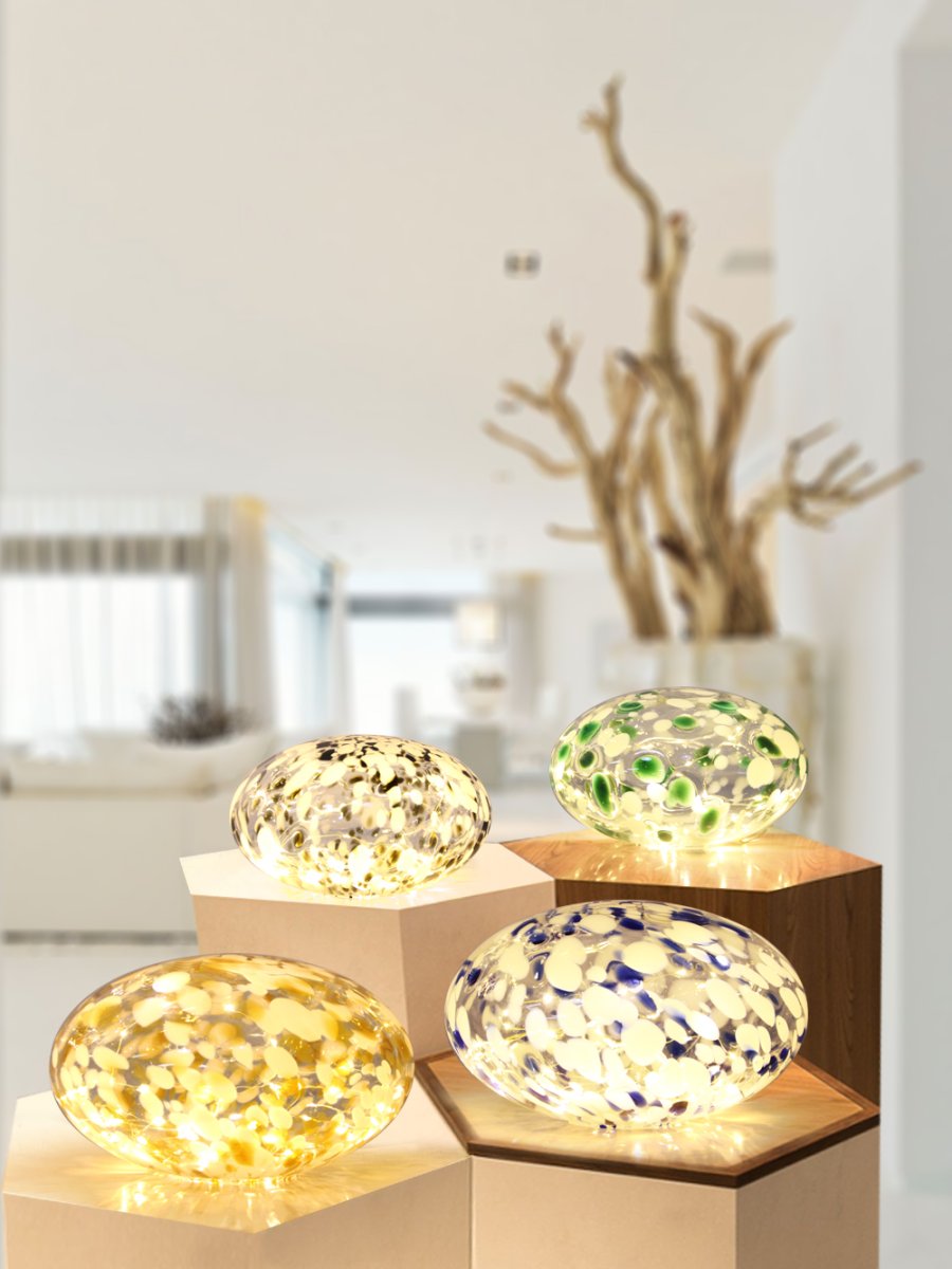 Sten 15cm Noir et blanc lampe de table De Pixie Design - La lampe en pierre de Pixie Design a un beau design avec une surface marbr&eacute;e en noir et blanc.