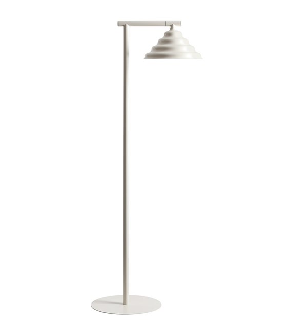 Wave Blanc crémeux lampadaire De Artera - Son élégant abat-jour ondulé lui confère un style unique et diffuse une lumière douce et ciblée.