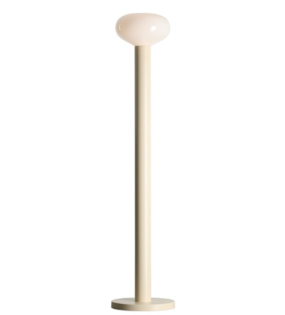  Flo Blanc crémeux lampadaire De Artera - Il est dot&eacute; d'une &eacute;l&eacute;gante structure blanc cr&egrave;me et d'un abat-jour rond en verre blanc qui diffuse une lumi&egrave;re douce et agr&eacute;able.