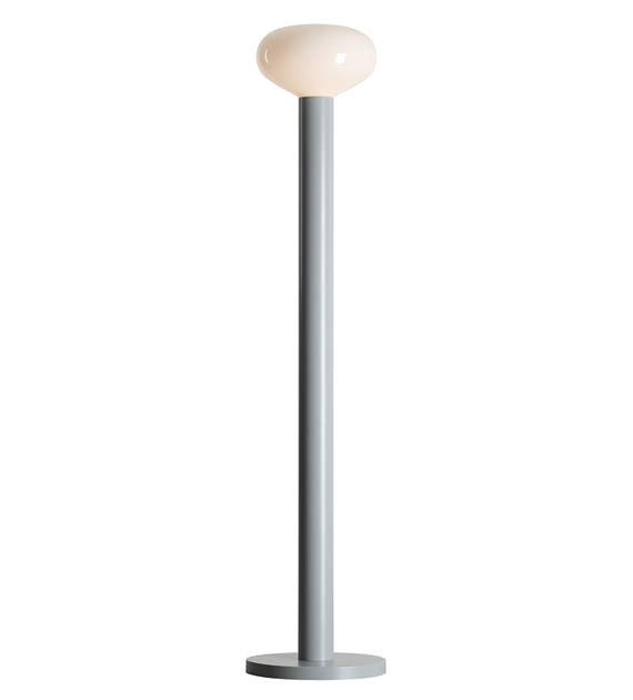  Flo Gris lampadaire De Artera - Il est dot&eacute; d'une &eacute;l&eacute;gante structure grise et d'un abat-jour rond en verre blanc qui diffuse une lumi&egrave;re douce et agr&eacute;able.