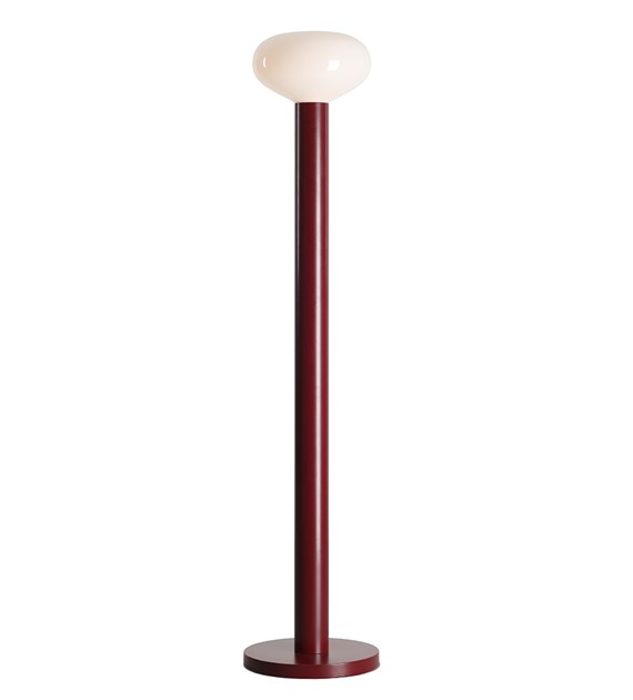  Flo Bourgogne lampadaire De Artera - Sa structure raffin&eacute;e est bordeaux et son abat-jour rond en verre blanc diffuse une lumi&egrave;re douce et agr&eacute;able.