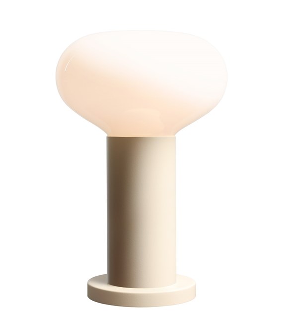 Flo 30cm Blanc crémeux lampe de table De Artera - Elle est dotée d'un élégant cadre blanc crème et d'un abat-jour rond en verre blanc qui diffuse une lumière douce et agréable.