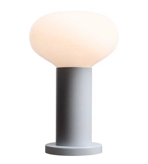 Flo 30cm Gris lampe de table De Artera - Elle est dotée d'un élégant cadre gris et d'un abat-jour rond en verre blanc qui diffuse une lumière douce et agréable.