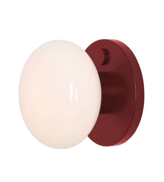 Flo Ø20 Bourgogne applique murale De Artera - L'applique Flo, en métal bordeaux avec un abat-jour en verre blanc, présente un design moderne et élégant qui diffuse une lumière douce et agréable.