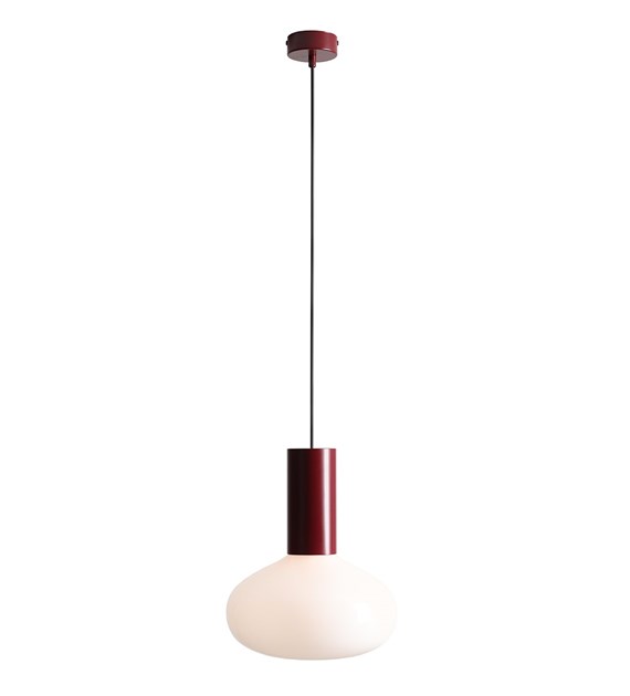  Flo Ø26 Bourgogne suspension De Artera - Elle est dot&eacute;e d'un &eacute;l&eacute;gant cadre bordeaux et d'un abat-jour rond en verre blanc qui diffuse une lumi&egrave;re douce et agr&eacute;able.