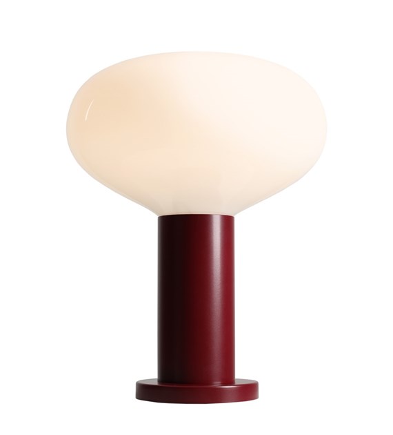  Flo 33cm Bourgogne lampe de table De Artera - Elle est dot&eacute;e d'une &eacute;l&eacute;gante structure bordeaux et d'un abat-jour rond en verre blanc qui diffuse une lumi&egrave;re douce et agr&eacute;able.