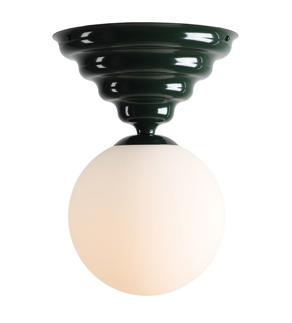 Wave Ø30 Vert foncé plafonnier De Artera - Il présente un cadre vert foncé aux formes légèrement ondulées et un abat-jour rond en verre blanc qui diffuse une lumière agréable et uniforme dans toute la pièce.