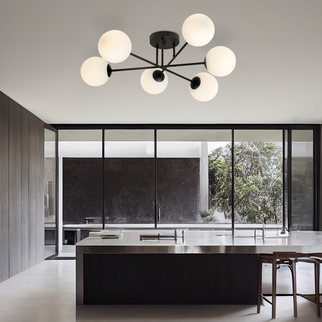 Roma Ø75 plafonnier De Emibig Lighting - Sa structure en métal noir s'harmonise à merveille avec les abat-jour en verre blanc, qui diffusent une lumière douce et agréable.