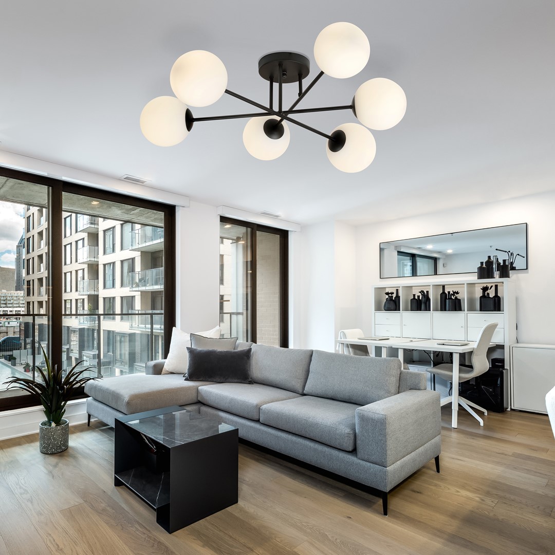 Roma Ø75 plafonnier De Emibig Lighting - Sa structure en métal noir s'harmonise à merveille avec les abat-jour en verre blanc, qui diffusent une lumière douce et agréable.