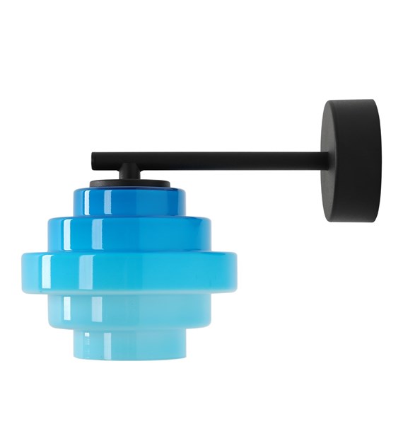  Filo 23cm Bleu applique murale De Artera - Fabriqu&eacute;e en m&eacute;tal et verre, son bras noir contraste &eacute;l&eacute;gamment avec le verre bleu transparent.