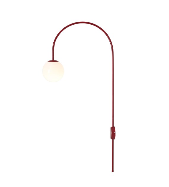  Una 42cm Bourgogne applique murale De Artera - Cette applique murale, en métal brossé foncé et verre blanc, impressionne par son design moderne et élégant, avec son bras incurvé qui soutient élégamment l'abat-jour en verre blanc.