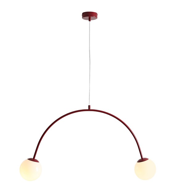 Una 84cm ROUGE suspension De Artera - L'association du métal rouge et des abat-jour en verre blanc crée un contraste harmonieux et apporte une touche d'élégance moderne à n'importe quelle pièce.