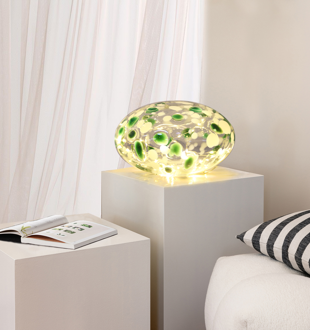 Sten 15cm Vert/Blanc lampe de table De Pixie Design - La lampe en pierre de Pixie Design a un beau design avec une surface marbr&eacute;e en vert et blanc.