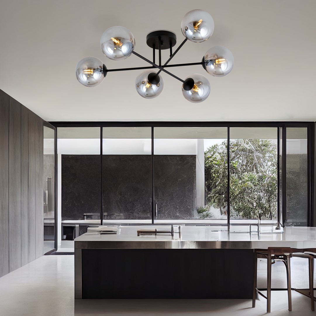 Roma Ø75 Couleur fumée plafonnier De Emibig Lighting - Sa structure en métal noir s'harmonise à merveille avec les abat-jour en verre fumé, qui diffusent une lumière douce et agréable.