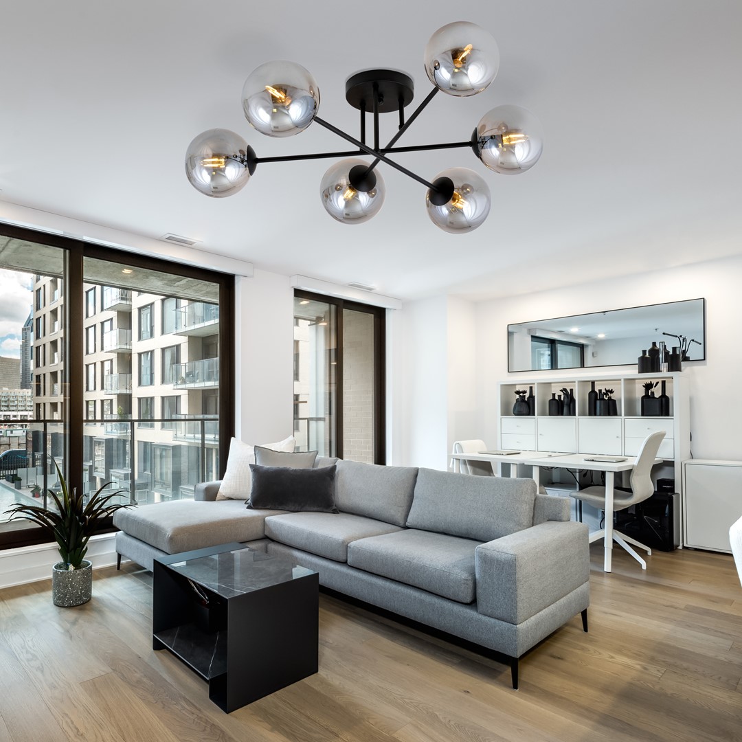 Roma Ø75 Couleur fumée plafonnier De Emibig Lighting - Sa structure en métal noir s'harmonise à merveille avec les abat-jour en verre fumé, qui diffusent une lumière douce et agréable.