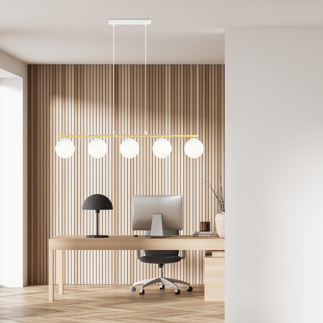 Allora 105cm Blanc suspension De Emibig Lighting - La forme subtile et douce ainsi que les &eacute;l&eacute;gants d&eacute;tails dor&eacute;s conf&egrave;rent &agrave; la lampe un aspect unique et caract&eacute;ristique.