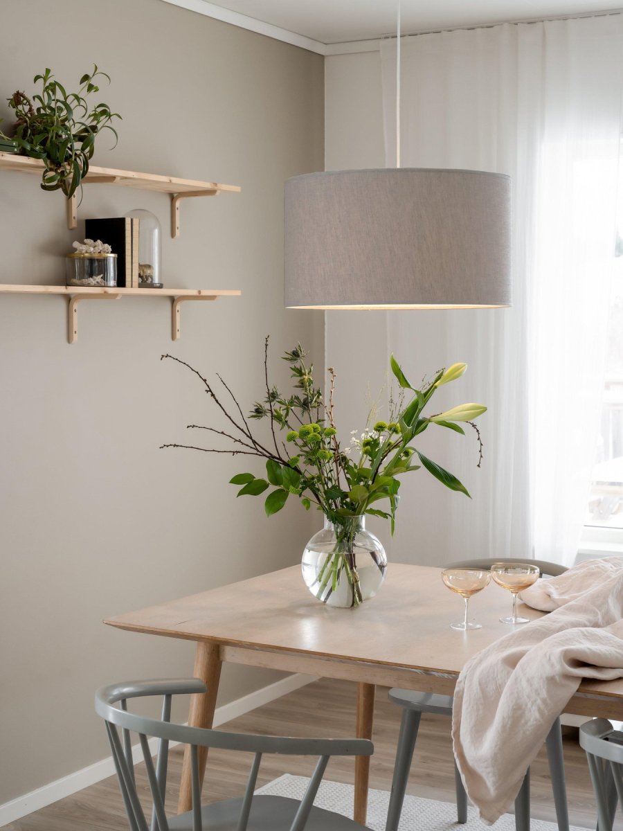 Sara Ø55 Gris suspension De PR Home - Le tissu en lin d'un gris naturel cr&eacute;e une belle texture qui apporte vie et une agr&eacute;able lumi&egrave;re.