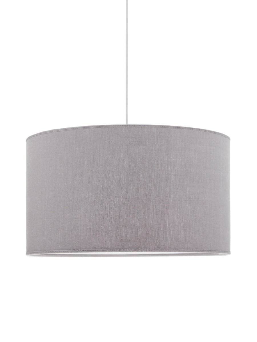 Sara Ø55 Gris suspension De PR Home - Le tissu en lin d'un gris naturel cr&eacute;e une belle texture qui apporte vie et une agr&eacute;able lumi&egrave;re.