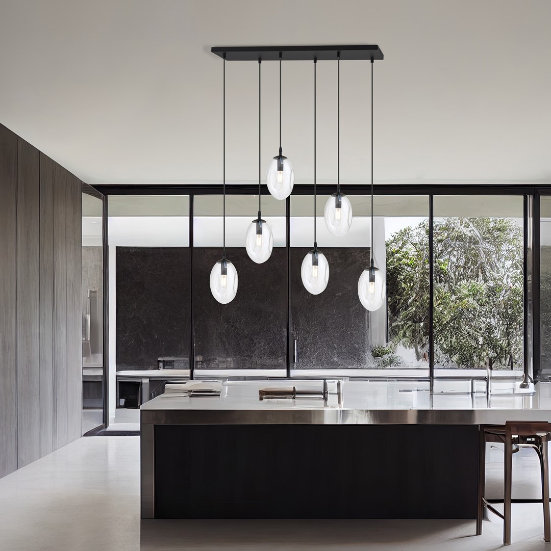 Astral 70cm Transparent suspension De Emibig Lighting - Elle est idéale au-dessus d'une table à manger ou dans un espace ouvert, où elle s'intègre harmonieusement à son environnement et devient un point focal.