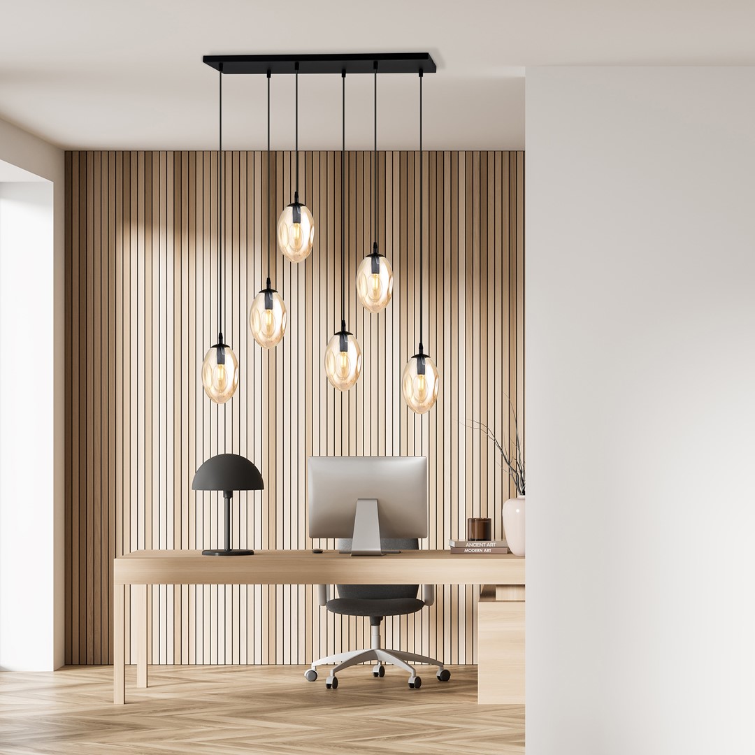 Astral 70cm Ambre suspension De Emibig Lighting - Elle est idéale au-dessus d'une table à manger ou dans un espace ouvert, où elle s'intègre harmonieusement à son environnement et devient un point focal naturel.