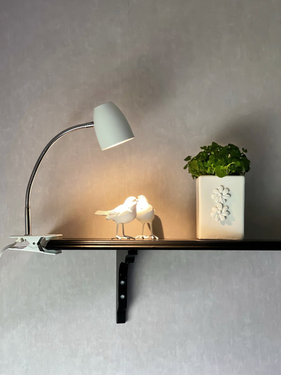 Sandnes Blanc lampe à pince De Aneta Lighting - Lampe à pince Sandnes en métal laqué blanc avec détails chromés.