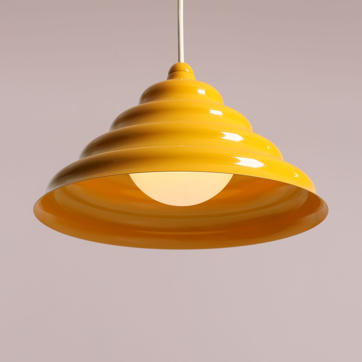 Wave Ø30 Jaune suspension De Artera - Wave est une suspension moderne au design rétro, ce qui en fait une lumière polyvalente qui s'intègre dans n'importe quelle maison.