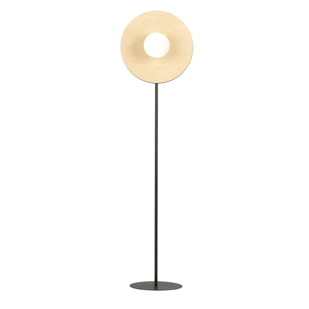 Soho Noir et blanc lampadaire De Emibig Lighting - L'abat-jour en verre opale positionn&eacute; au centre conf&egrave;re &agrave; la lampe un caract&egrave;re distinctif et cr&eacute;e un contraste moderne avec d'autres mat&eacute;riaux.