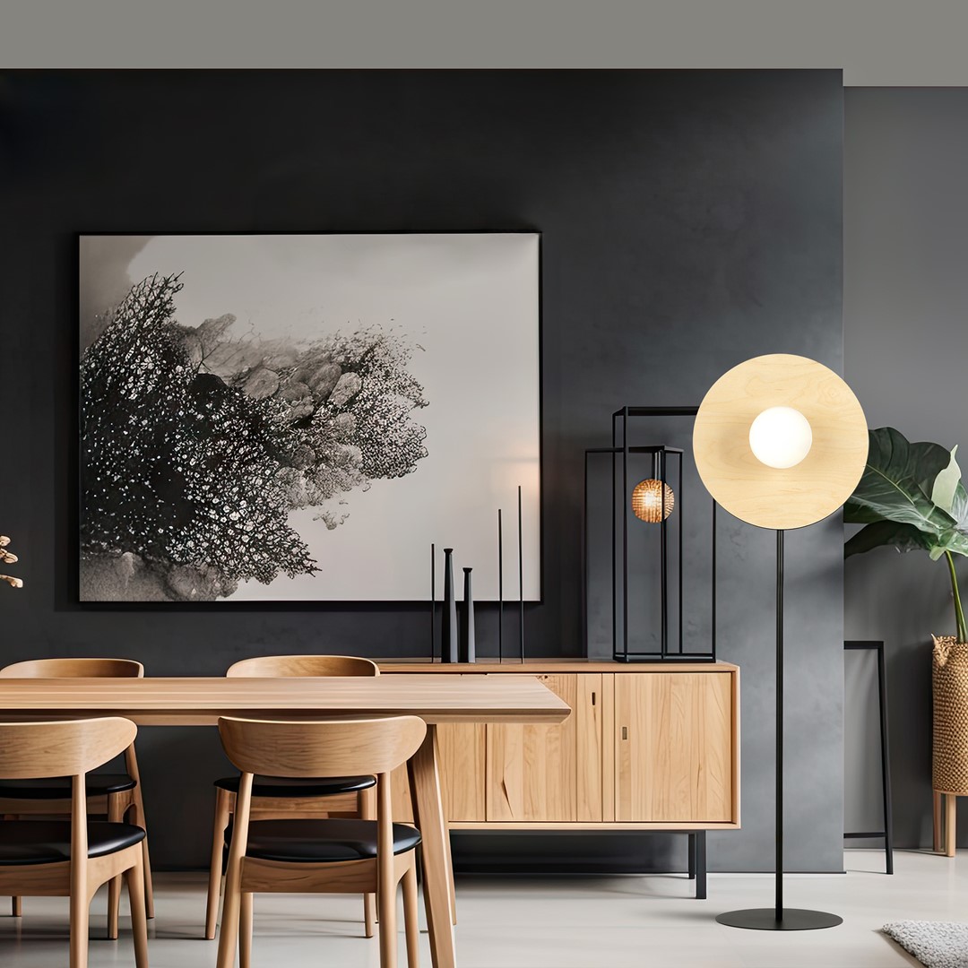 Soho Noir et blanc lampadaire De Emibig Lighting - L'abat-jour en verre opale positionn&eacute; au centre conf&egrave;re &agrave; la lampe un caract&egrave;re distinctif et cr&eacute;e un contraste moderne avec d'autres mat&eacute;riaux.