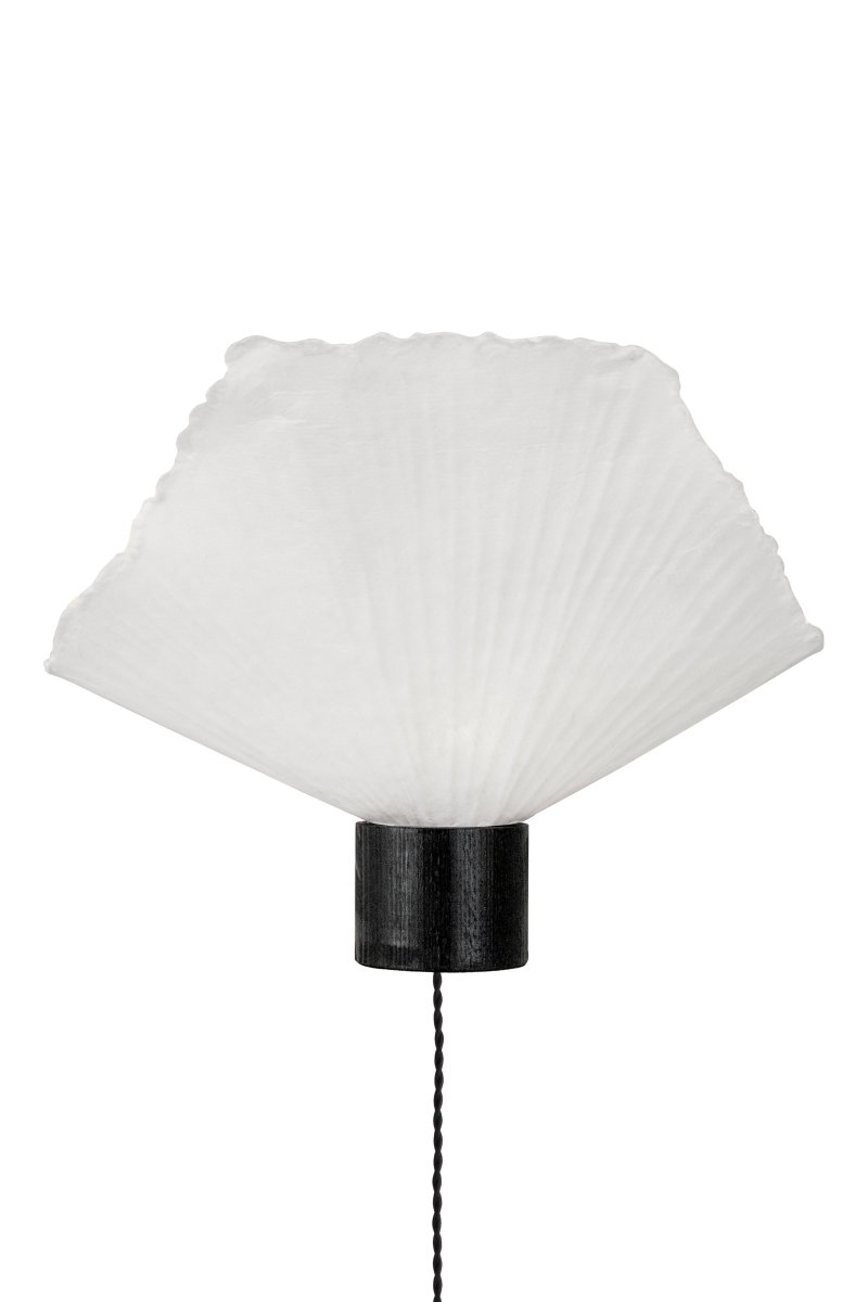 Natur Noir applique murale De Globen Lighting - Cette lampe est fabriquée à la main à partir de papier, ce qui signifie que sa forme peut différer de nos images de produits, chaque lampe est unique.