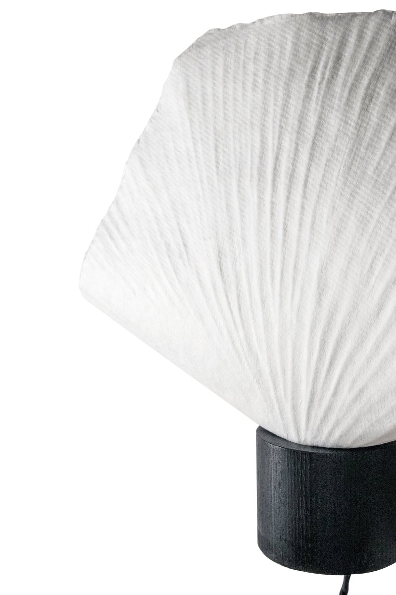 Natur Noir applique murale De Globen Lighting - Cette lampe est fabriquée à la main à partir de papier, ce qui signifie que sa forme peut différer de nos images de produits, chaque lampe est unique.