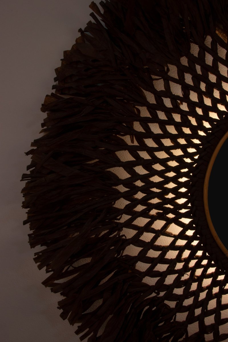 Spegel Ø90 Brun applique murale De Globen Lighting - La lampe est faite de papier fin et brun noué à la main, comporte un miroir au milieu et, comme détail supplémentaire, un petit anneau en bois sur le dessus.