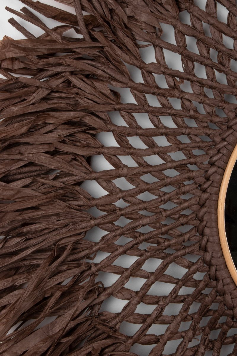 Spegel Ø90 Brun applique murale De Globen Lighting - La lampe est faite de papier fin et brun noué à la main, comporte un miroir au milieu et, comme détail supplémentaire, un petit anneau en bois sur le dessus.