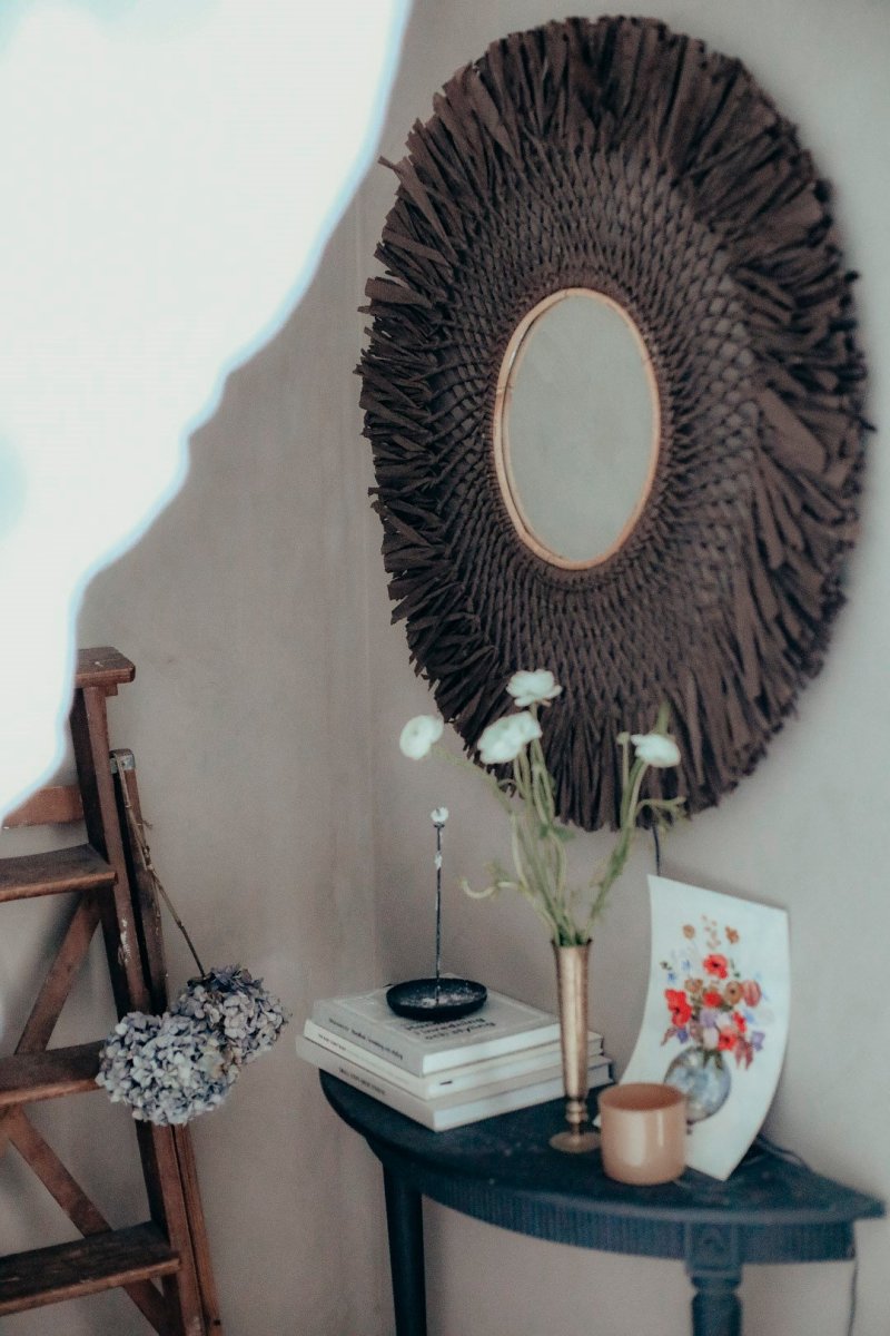 Spegel Ø90 Brun applique murale De Globen Lighting - La lampe est faite de papier fin et brun noué à la main, comporte un miroir au milieu et, comme détail supplémentaire, un petit anneau en bois sur le dessus.