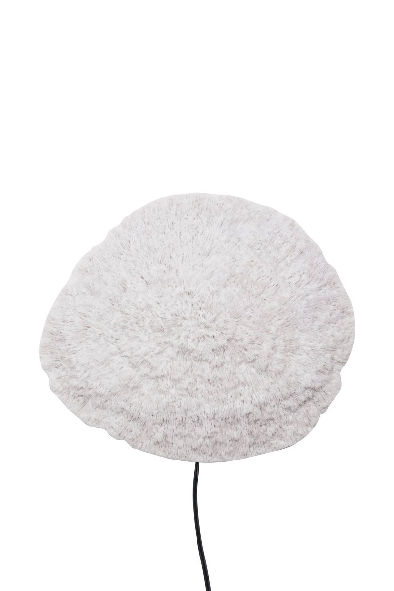 Nemo Blanc applique murale De Globen Lighting - La lampe est fabriquée en polyrésine blanche et en grès et dispose d'un câble noir de 200 cm de long avec un interrupteur.