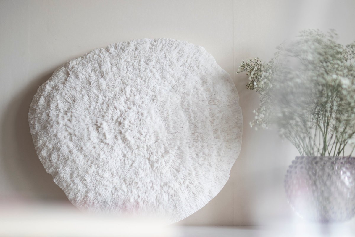 Nemo Blanc applique murale De Globen Lighting - La lampe est fabriquée en polyrésine blanche et en grès et dispose d'un câble noir de 200 cm de long avec un interrupteur.