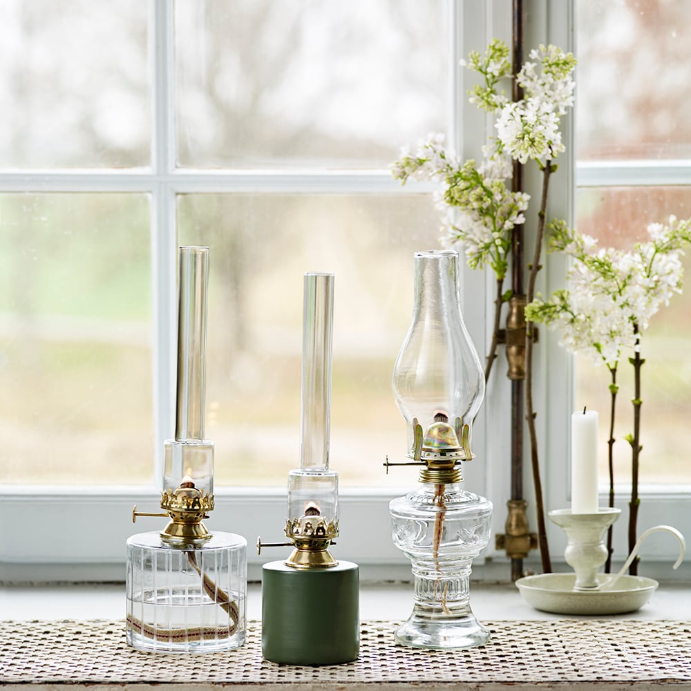 Kerosene lamp beata Transparent De Strömshaga - Cette lampe à pétrole intemporelle en verre et en laiton crée une atmosphère chaleureuse et nostalgique dans votre maison.