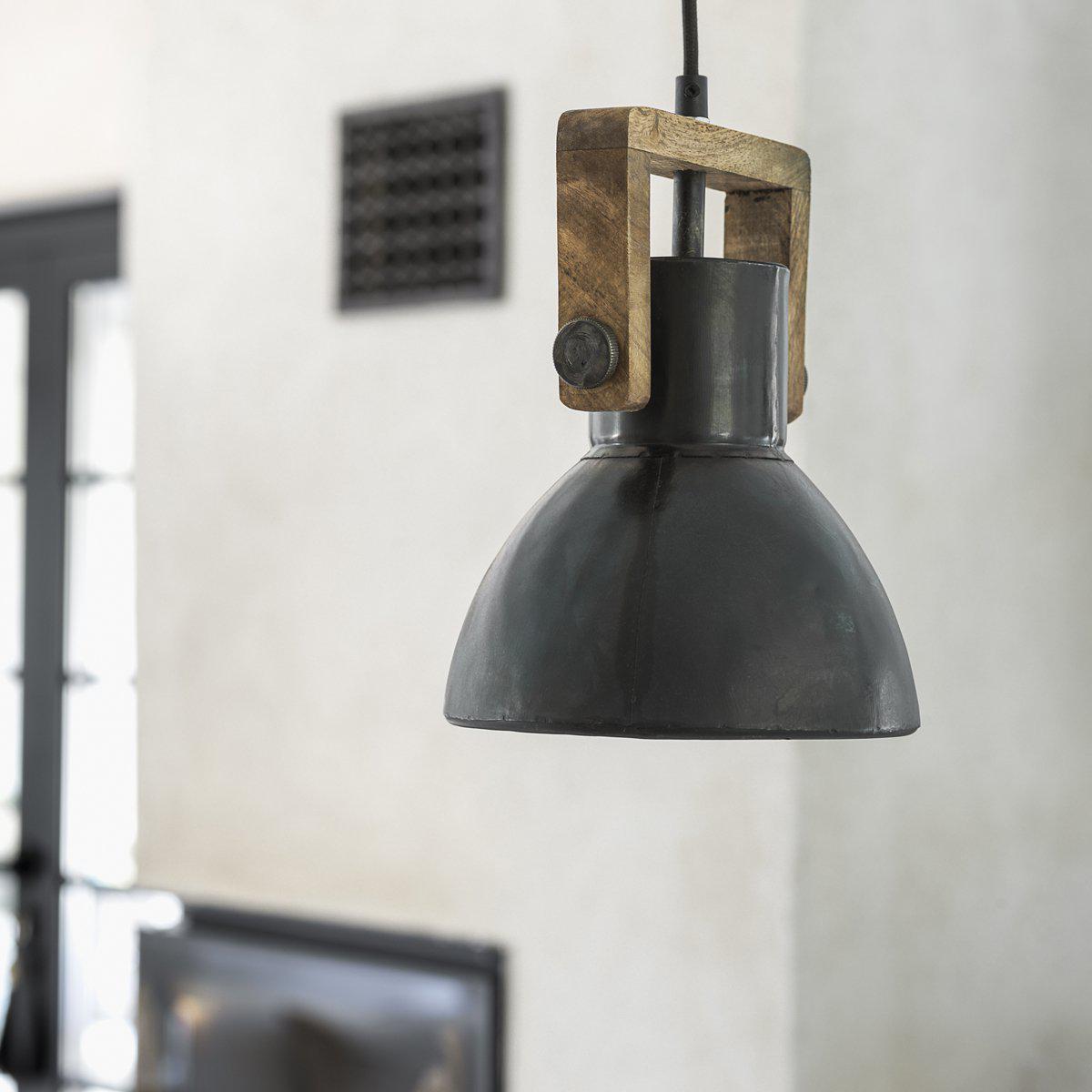 Ashby Ø20 Noir suspension De PR Home - La lampe est livr&eacute;e avec un c&acirc;ble textile noir de 3,5 m de long et une prise murale.
