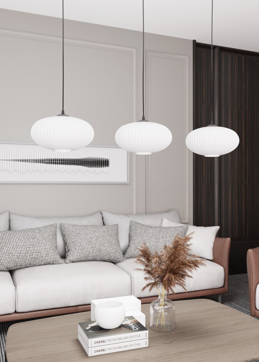 Coco 115cm Blanc suspension De Emibig Lighting - Les &eacute;l&eacute;gants d&ocirc;mes en verre opale &eacute;mettent une lumi&egrave;re non &eacute;blouissante qui conf&egrave;re &agrave; la pi&egrave;ce une atmosph&egrave;re l&eacute;g&egrave;re et douce.