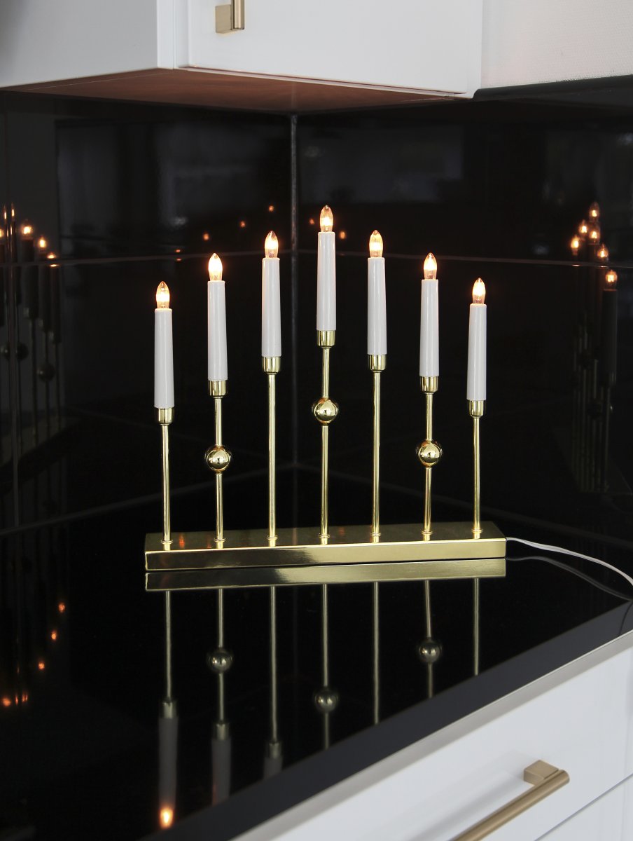 Gustavo Laiton De Star Trading - Le chandelier dispose de 7 sources lumineuses avec une lueur chaleureuse.