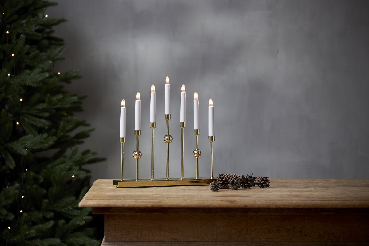 Gustavo Laiton De Star Trading - Le chandelier dispose de 7 sources lumineuses avec une lueur chaleureuse.