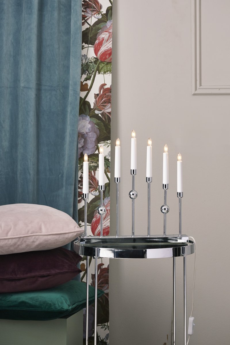 Gustavo Chrome De Star Trading - Le chandelier dispose de 7 sources lumineuses avec une lueur chaleureuse.