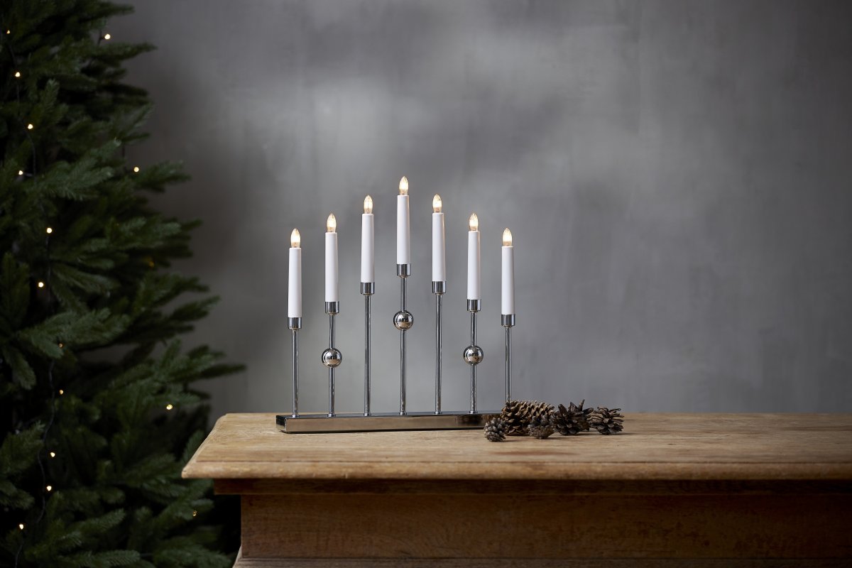 Gustavo Chrome De Star Trading - Le chandelier dispose de 7 sources lumineuses avec une lueur chaleureuse.