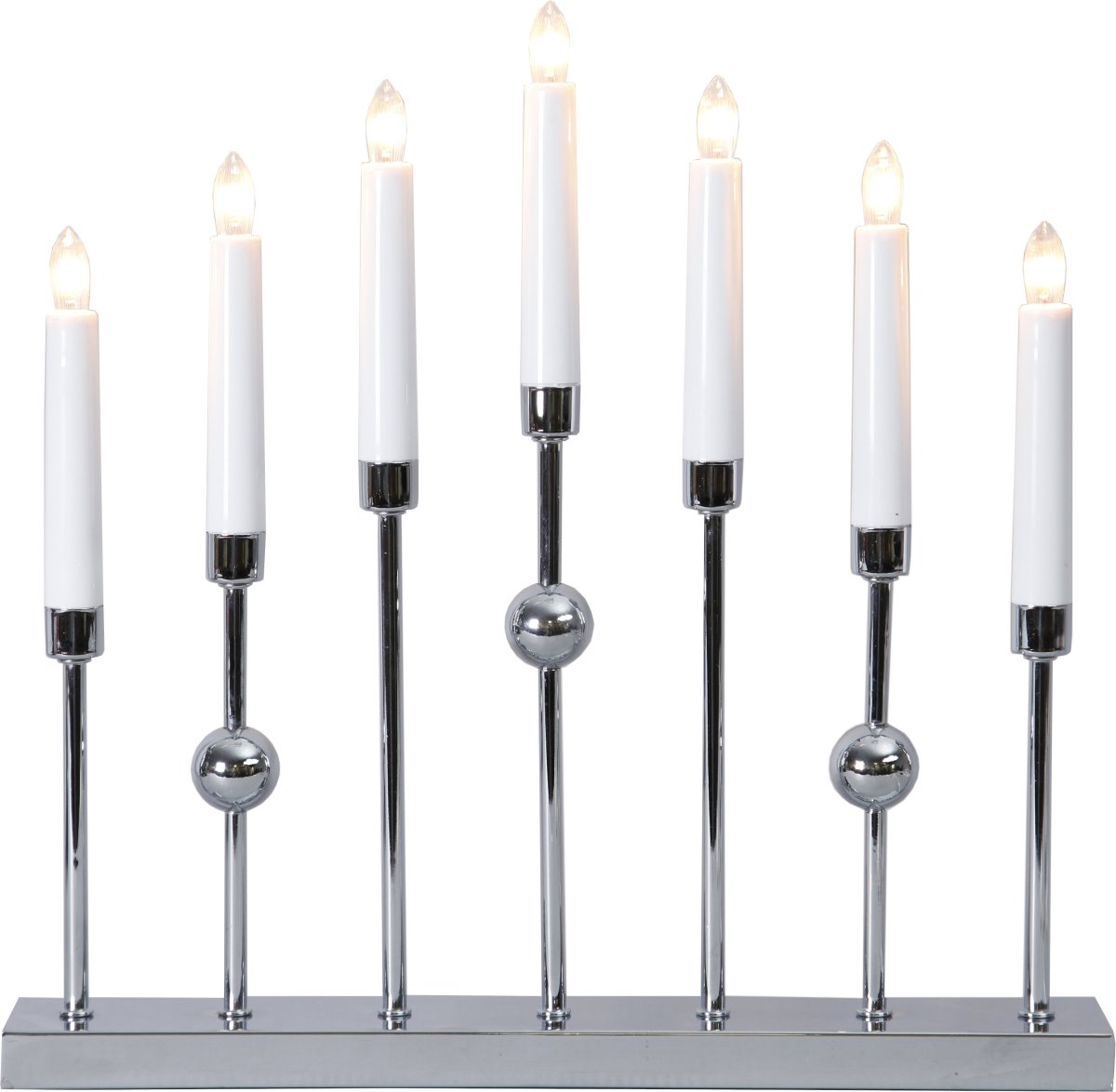 Gustavo Chrome De Star Trading - Le chandelier dispose de 7 sources lumineuses avec une lueur chaleureuse.