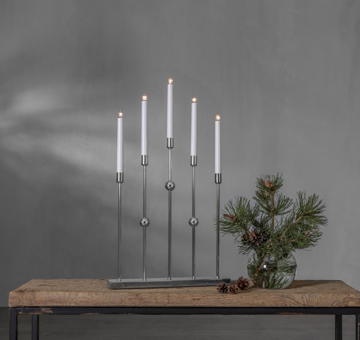 Gustavo Chrome De Star Trading - Le chandelier dispose de 5 sources lumineuses avec une lueur chaleureuse.