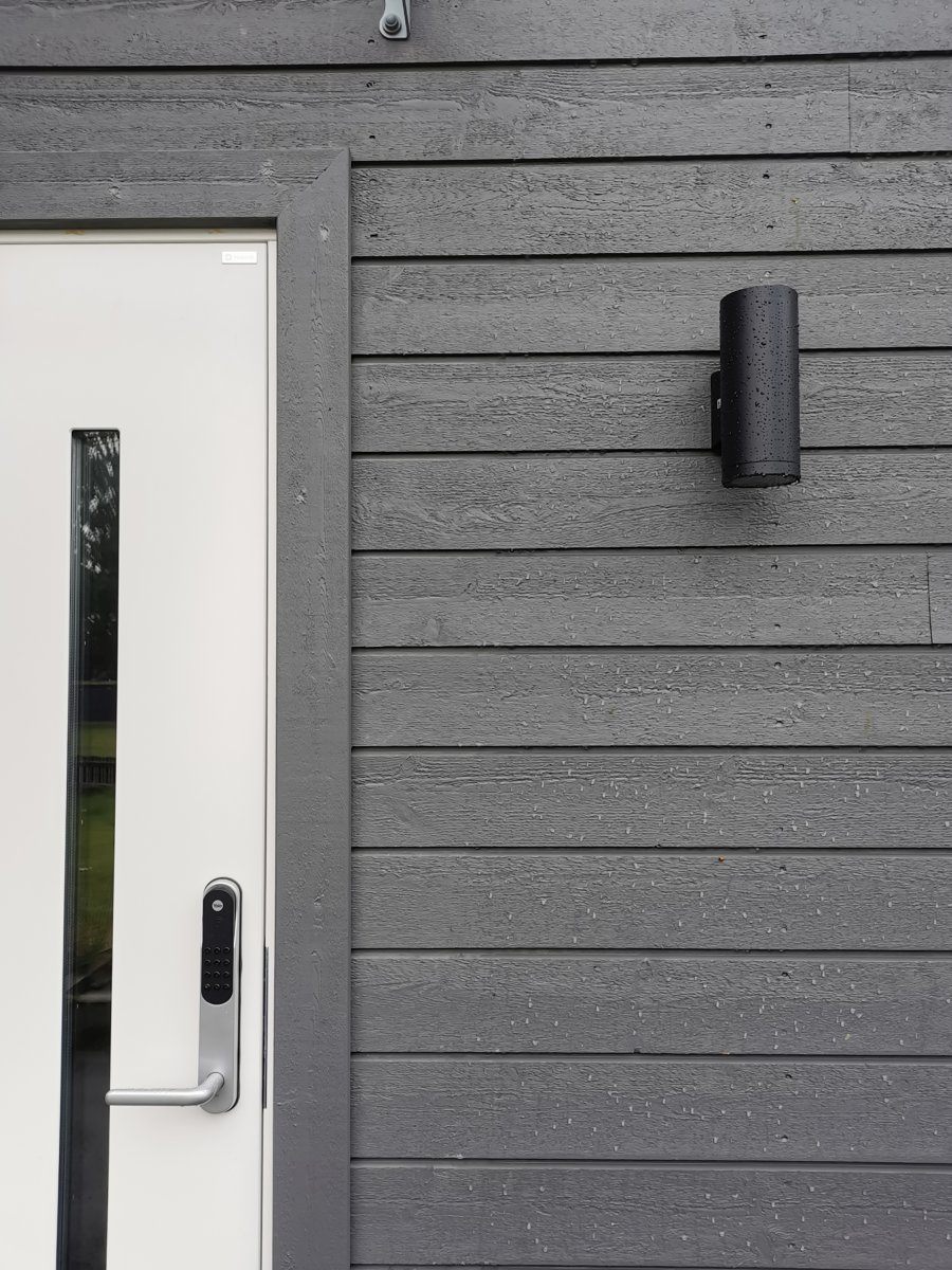 Helio Noir lampe d’extérieur De Aneta Lighting - Applique murale en fonte d'aluminium avec rev&ecirc;tement en poudre.